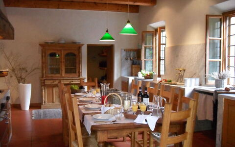 Villa Antonella: Möbel, Interior Design, Holz, Tabelle, Flooring, Stuhl, Küche & Esszimmer Tisch, Beleuchtung, Esszimmer, Zimmer