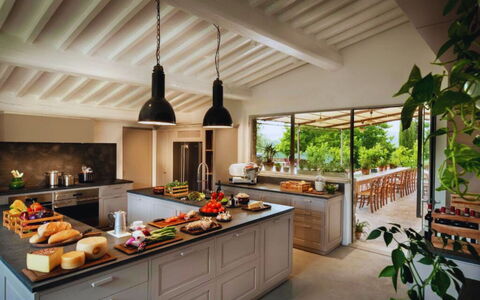 Agatea: Küche, Countertop, Möbel, Interior Design, Küchengerät, Beleuchtung, Light Fixture, Flooring, Decke, Cabinetry