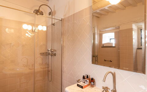 Agatea: Wand, Flooring, Badezimmer, Interior Design, Fussboden, Armatur, Decke, Bad Sink, Installation, Zuhause