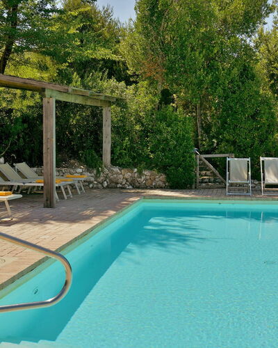 Villa Ginevra: Schwimmbad, Gartenmöbel, Möbel, Resort, Verbundwerkstoff, Eco Hotel, Schatten, Stuhl, Sonnenliege, Thermae