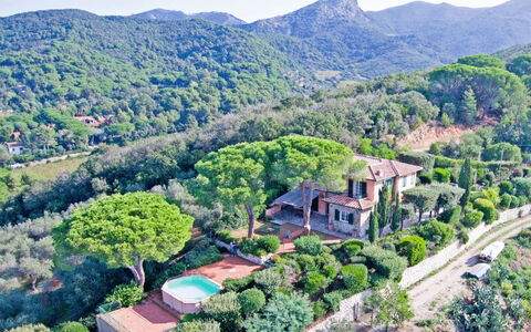 Villa Magazzini: Vegetation, Natürliche Landschaft, Wohngebiet, Landschaft, Haus, Menschliche Siedlung, Zuhause, Ländliches Gebiet, Estate, Bergstation