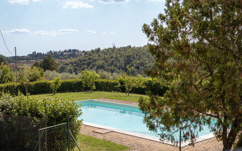 Il Pino Apartment: Schwimmbad, Resort, Schatten, Garten, Gartenmöbel, Eco Hotel, Landscaping, Hinterhof, Hazienda, Thermae