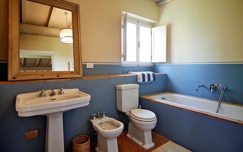 Poggio Cavallino Private Pool, Wifi, Maremma: Badezimmer, Armatur, Bad Sink, Sinken, Zapfhahn, Toilleten Sitz, Toilette, Installation, Flooring, Fussboden