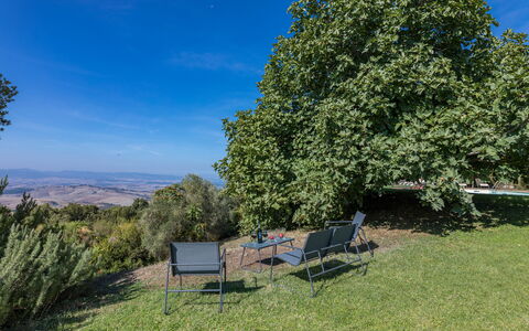 Villa Belvedere: Blatt, Landschaft, Sonnenlicht, Schatten, Wiese, Gartenmöbel, Immergrün
