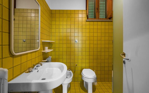 Il Villino Del Collezionista With Pool In Pistoia: Armatur, Gelb, Flooring, Badezimmer, Installation, Fussboden, Zapfhahn, Sinken, Fliese, Bad Sink