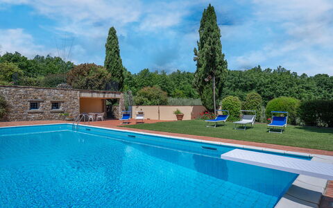 Il Villino Del Collezionista With Pool In Pistoia: Blau, Schwimmbad, Resort, Garten, Eco Hotel, Hazienda, Landscaping, Estate, Schatten, Villa