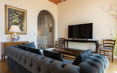 Villa Yvonne: Möbel, Interior Design, Wand, Flooring, Holz, Fussboden, Couch, Zimmer, Beleuchtung, Wohnzimmer