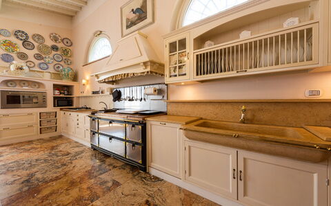 Villa Yvonne: Küche, Countertop, Interior Design, Möbel, Cabinetry, Flooring, Holz, Küchengerät, Herd, Decke