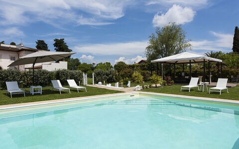 Villa Yvonne: Schwimmbad, Garten, Estate, Rasen, Hazienda, Resort, Landscaping, Villa, Garten, Hof