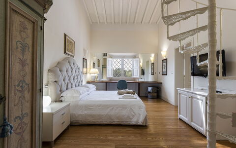 Villa Yvonne: Möbel, Interior Design, Bett, Flooring, Wand, Schlafzimmer, Fussboden, Decke, Holz, Zimmer