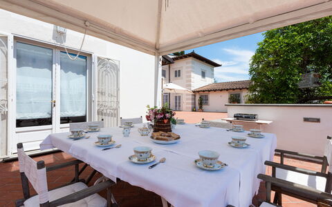 Villa Yvonne: Zuhause, Möbel, Tür, Stuhl, Balkon, Zimmerpflanze, Küche & Esszimmer Tisch, Blumentopf, Villa, Outdoor Struktur