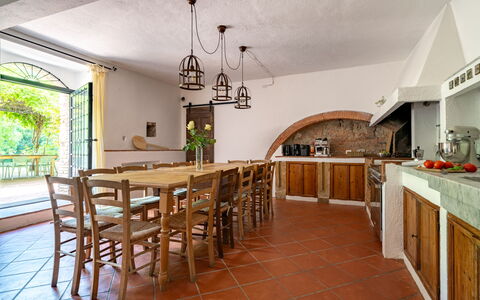 Mulino di Amarrante with Pool, Montaione: Möbel, Interior Design, Flooring, Decke, Küche, Küche & Esszimmer Tisch, Zimmer, Countertop, Stuhl, Zimmerpflanze