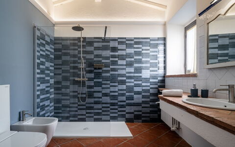 Mulino di Amarrante with Pool, Montaione: Flooring, Fussboden, Interior Design, Badezimmer, Armatur, Fliese, Verbundwerkstoff, Installation, Decke, Keramik