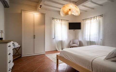 Mulino di Amarrante with Pool, Montaione: Bett, Schlafzimmer, Möbel, Interior Design, Bettdecke, Holz, Fussboden, Bedding, Flooring, Decke