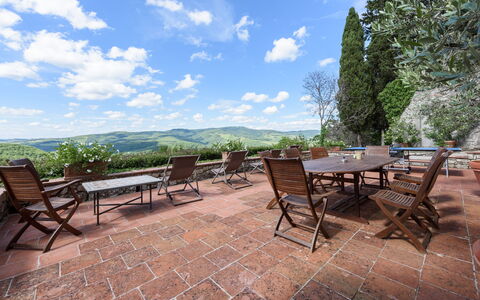 Villa Poggio La Croce: Hügel, Landschaft, Möbel, Gartenmöbel, Bergstation, Gebirge, Stuhl, Senke, Landscaping, Grat