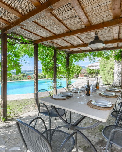 Villa Poggio La Croce: Möbel, Gartenmöbel, Stuhl, Schwimmbad, Tisch Im Freien, Resort, Flagstone, Eco Hotel, Schatten, Küche & Esszimmer Tisch