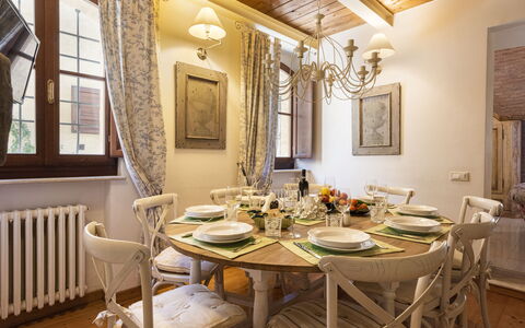 Villa Zambra: Möbel, Interior Design, Esszimmer, Tabelle, Stuhl, Holz, Decke, Flooring, Küche & Esszimmer Tisch, Zimmer