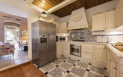 Villa Zambra: Küche, Flooring, Interior Design, Fussboden, Countertop, Küchengerät, Möbel, Major Appliance, Holz, Cabinetry