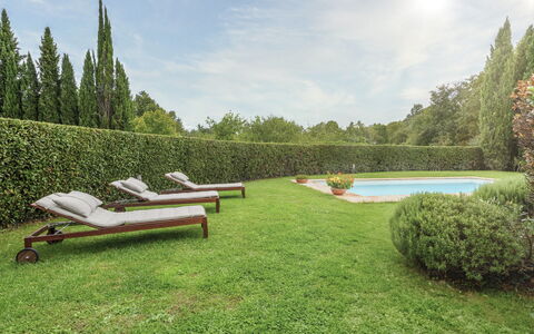 Villa Zambra: Schwimmbad, Garten, Strauch, Gartenmöbel, Schatten, Rasen, Resort, Landscaping, Hecke, Garten