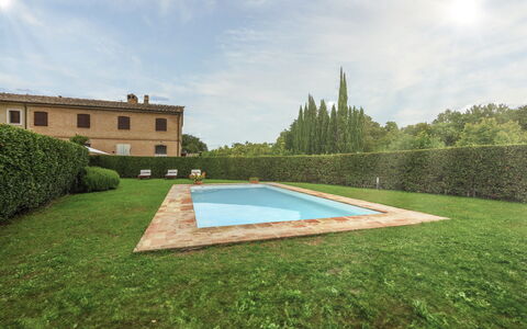 Villa Zambra: Grundstueck, Garten, Rasen, Schwimmbad, Hecke, Estate, Landscaping, Garten, Hazienda, Villa