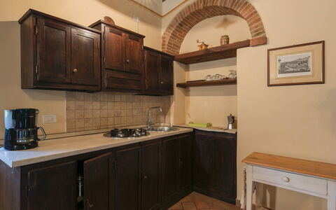Villa Gelsi: Countertop, Küche, Küchengerät, Cabinetry, Holz, Interior Design, Flooring, Möbel, Major Appliance, Fussboden