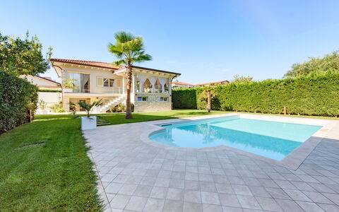 Villa Fiumetto: Schwimmbad, Wohngebiet, Resort, Estate, Schatten, Freizeit, Eco Hotel, Hazienda, Villa, Flagstone