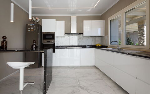 Villa Fiumetto: Möbel, Küche, Interior Design, Countertop, Flooring, Cabinetry, Holz, Fussboden, Küchengerät, Zuhause