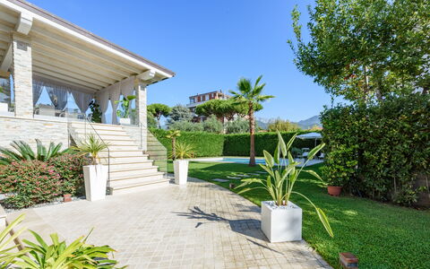 Villa Fiumetto: Strauch, Garten, Schatten, Landscaping, Estate, Eco Hotel, Resort, Hazienda, Walkway