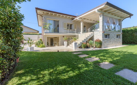 Villa Fiumetto: Gebäude, Haus, Wohngebiet, Zuhause, Fassade, Dach, Die Architektur, Estate, Hütte