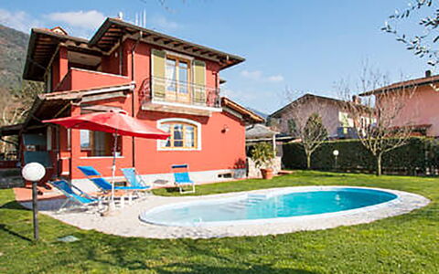 Villa Camaiore: Wohngebiet, Haus, Zuhause, Rasen, Estate, Garten, Garten, Hazienda, Villa, Farbe