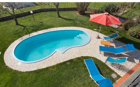 Villa Camaiore: Blau, Schwimmbad, Gartenmöbel, Resort, Verbundwerkstoff, Eco Hotel, Freizeit, Hazienda, Sonnenliege, Schatten
