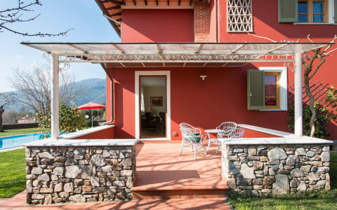 Villa Camaiore: Stuhl, Balkon, Schatten, Veranda, Markise, Zimmerpflanze, Farbe, Outdoor Struktur, Hazienda, Villa