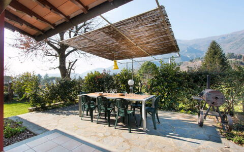 Villa Camaiore: Möbel, Schatten, Gartenmöbel, Tisch Im Freien, Stuhl, Garten, Gebirge, Outdoor Struktur, Eco Hotel, Flagstone