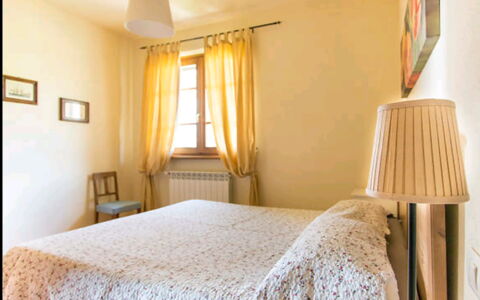 Villa Camaiore: Möbel, Bett, Interior Design, Wand, Schlafzimmer, Bettdecke, Holz, Flooring, Fussboden, Bedding