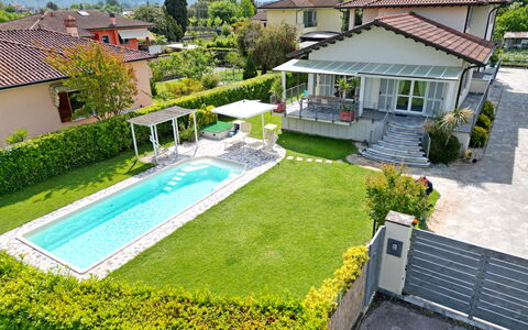 Villa Alex: Schwimmbad, Wohngebiet, Haus, Zuhause, Dach, Garten, Estate, Rasen, Landscaping, Freizeit