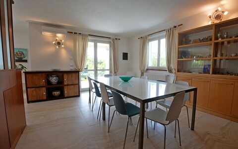 Villa Alex: Möbel, Flooring, Interior Design, Fussboden, Holz, Tabelle, Stuhl, Küche & Esszimmer Tisch, Esszimmer, Beleuchtung