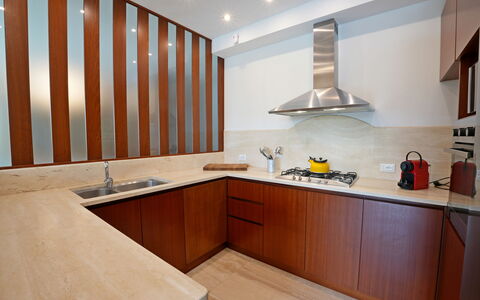 Villa Alex: Küche, Flooring, Countertop, Holz, Interior Design, Küchengerät, Cabinetry, Fussboden, Decke, Major Appliance