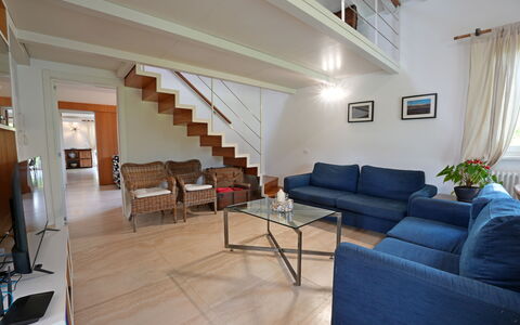 Villa Alex: Möbel, Interior Design, Flooring, Couch, Holz, Fussboden, Decke, Zimmer, Tabelle, Wohnzimmer
