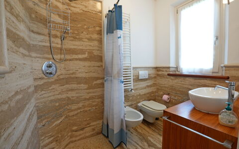 Villa Alex: Flooring, Holz, Fussboden, Interior Design, Armatur, Zimmer, Sinken, Badezimmer, Holzbeize, Zapfhahn