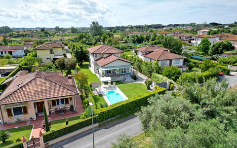 Villa Alex: Wohngebiet, Haus, Zuhause, Dach, Nachbarschaft, Vorort, Menschliche Siedlung, Estate, Landscaping, Garten