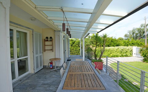 Villa Alex: Veranda, Schatten, Tür, Outdoor Struktur, Deck, Blumentopf, Gartenmöbel, Terrasse, Balkon, Pergola