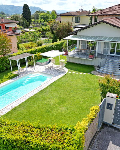 Villa Alex: Schwimmbad, Wohngebiet, Haus, Zuhause, Dach, Garten, Estate, Rasen, Landscaping, Freizeit