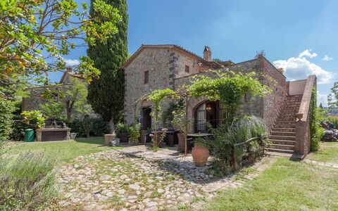 Appartamento La Torretta Di Pietra, Wifi, Perugia: Strauch, Haus, Tür, Zuhause, Estate, Garten, Hütte, Backstein, Landscaping