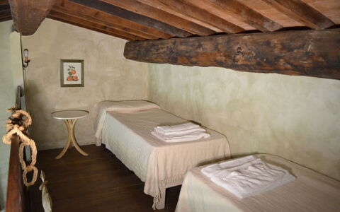 Appartamento Il Fienile Del Sole, Wifi, Perugia: Wand, Holz, Schlafzimmer, Bettdecke, Flooring, Fussboden, Linens, Interior Design, Bedding, Bett