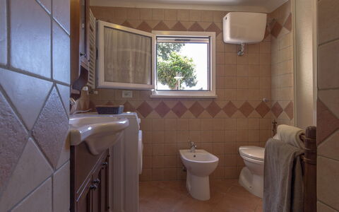 Casale La Pieve: Flooring, Fussboden, Armatur, Interior Design, Badezimmer, Sinken, Beleuchtung, Installation, Zapfhahn, Bad Sink
