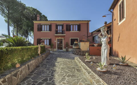 Casale La Pieve: Blumentopf, Zuhause, Tür, Landscaping, Estate, Auffahrt, Garten, Hazienda, Zimmerpflanze, Flagstone