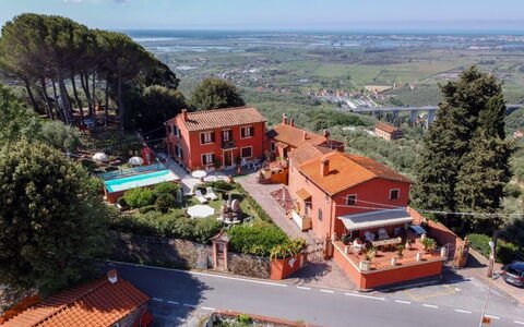 Casale La Pieve: Resort, Schwimmbad, Ferienort, Gartenmöbel, Eco Hotel, Villa, Hazienda, Bergdorf