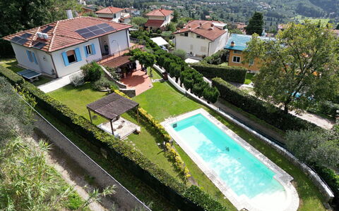 Villa Corsanico: Schwimmbad, Wohngebiet, Haus, Dach, Menschliche Siedlung, Zuhause, Resort, Estate, Garten, Eco Hotel