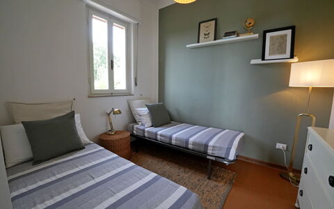 Villa Corsanico: Möbel, Bett, Interior Design, Schlafzimmer, Wand, Fussboden, Flooring, Holz, Bettdecke, Zimmer