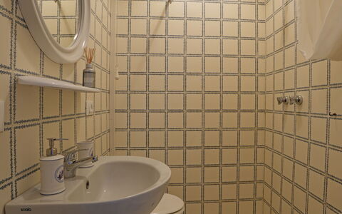 Villa Corsanico: Badezimmer, Armatur, Interior Design, Flooring, Fussboden, Bad Sink, Installation, Toilleten Sitz, Toilette, Zimmer